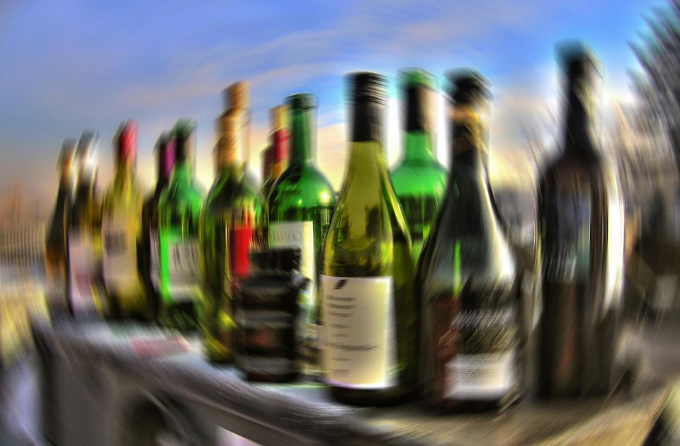 Zašto smo od alkohola i srećni i nesrećni?