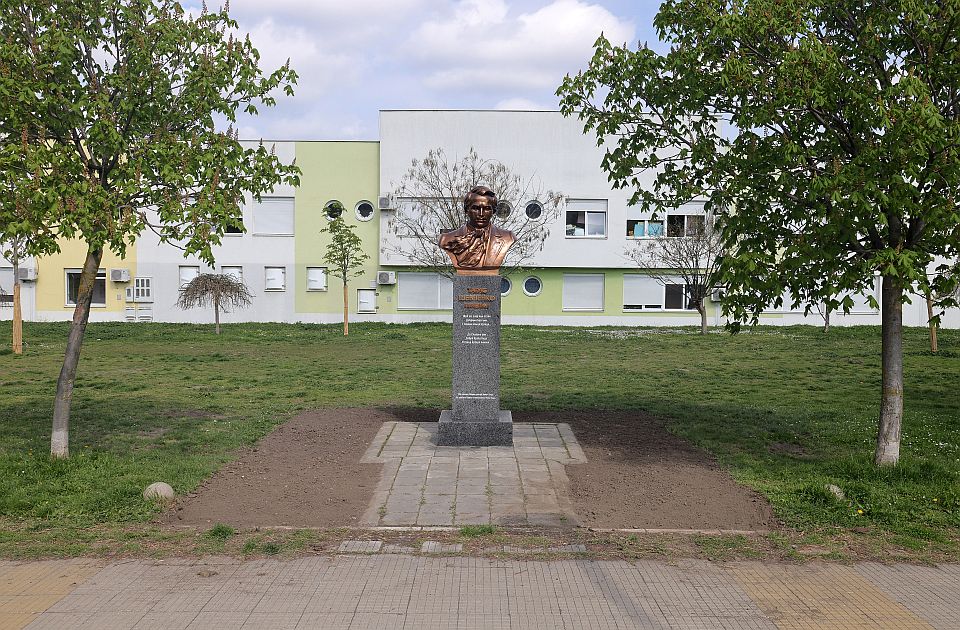 FOTO: Saniran spomenik Tarasu Ševčenku u Novom Sadu koji je bio oštećen i oskrnavljen crnom farbom