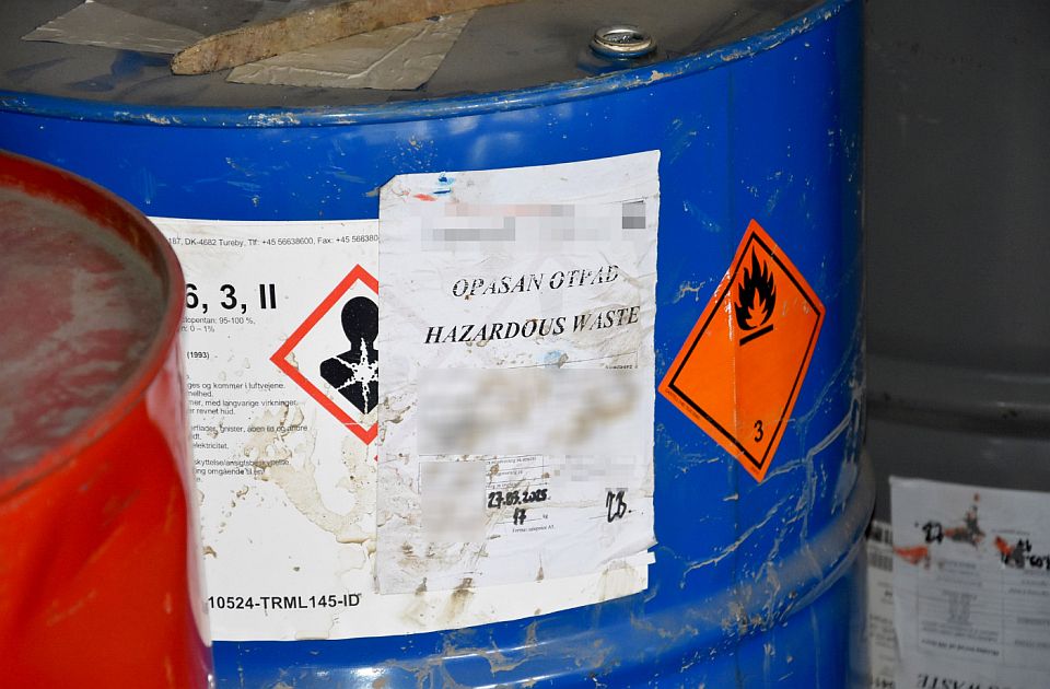 FOTO: U Smederevu nelegalno skladištili 115 tona kancerogenog otpada i još 12.400 litara opasnih materija