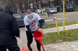 VIDEO: Maskirani muškarci crvenom farbom pokušali da poliju štand organizacije 