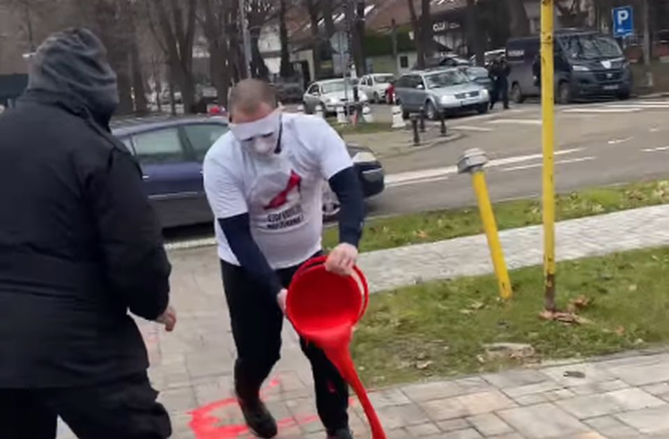 VIDEO: Maskirani muškarci crvenom farbom pokušali da poliju štand organizacije 