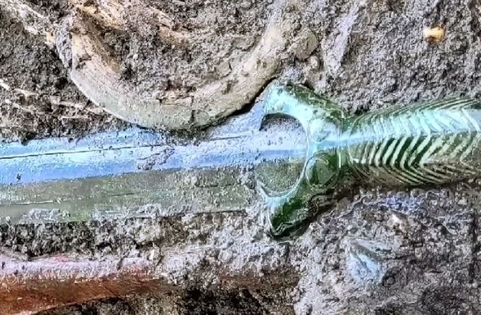 VIDEO: U grobnici u Nemačkoj nađen mač star 3.000 godina, tako dobro očuvan "da gotovo sija"