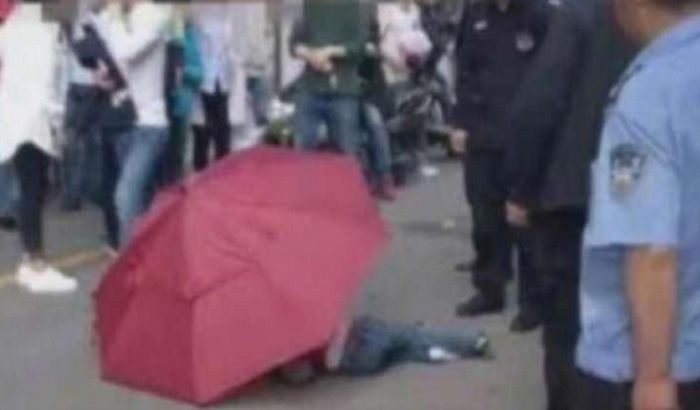 VIDEO: Dečak skočio sa desetog sprata koristeći kišobran kao "padobran"