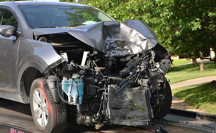 Automobil sleteo sa puta Novi Sad-Beočin i udario u stub, vozač poginuo na licu mesta