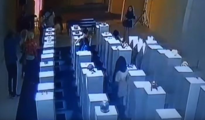 VIDEO: Zbog selfija napravila štetu od 200.000 dolara