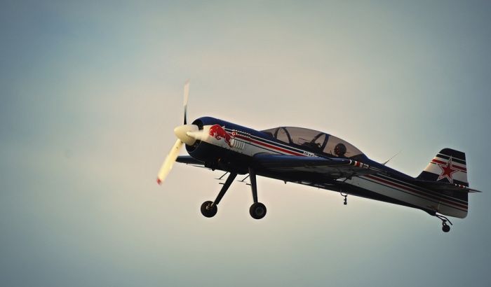 Avion zakačio krov stambenog objekta u Bernu i srušio se