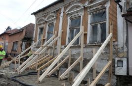 FOTO, VIDEO: Urušava se kuća u Skerlićevoj, žena evakuisana