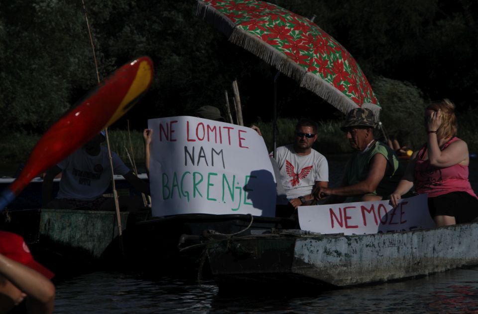 FOTO: Novosađani protestovali plovidbom po Dunavcu, poručili da "neće Adu Ciganliju"