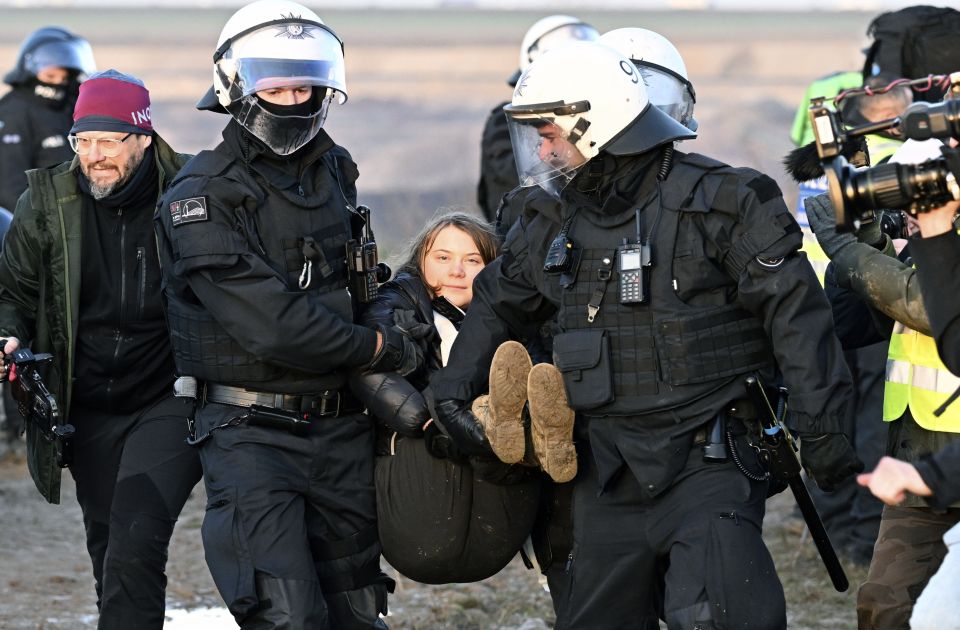 FOTO: Greta Tunberg uhapšena u Nemačkoj nakon protesta protiv rudnika uglja 