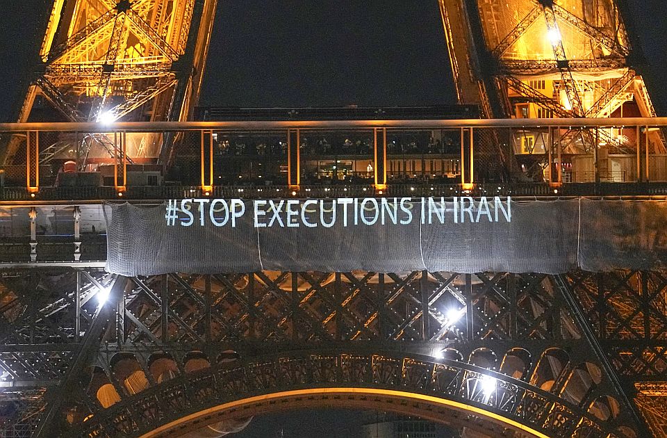 VIDEO: Slogani sa protesta u Iranu prikazani na Ajfelovom tornju 