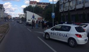FOTO: Napao novosadske policajce i oštetio im službene automobile