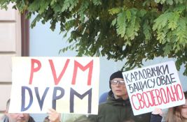 Skup ispred Karlovačke gimnazije: Najavljene govornice, đaci u dvorištu škole