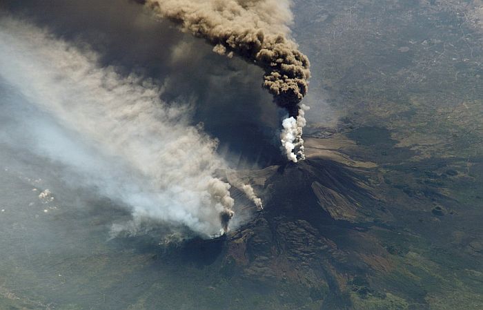 Vulkan Etna polako klizi u more