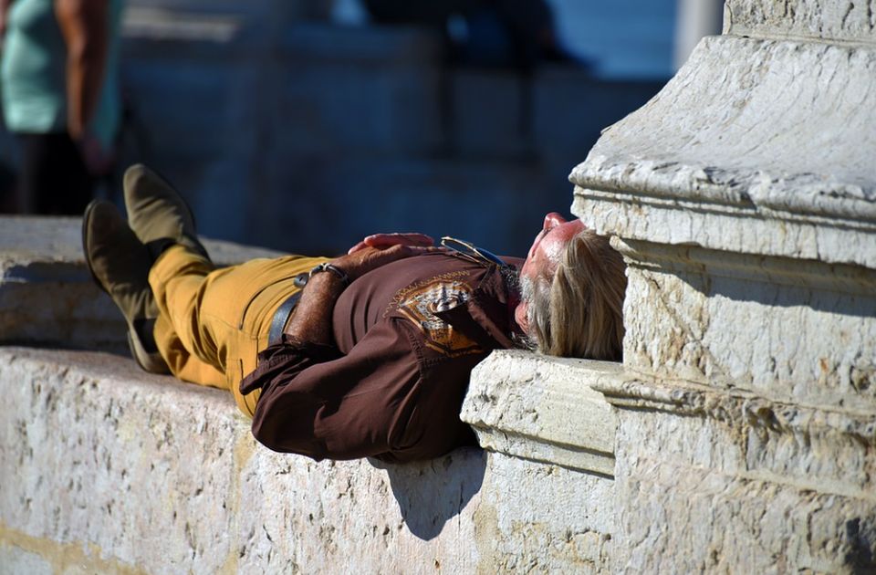 Ko koliko spava: Francuzi najduže, Japancima normalno da dremnu i na poslu