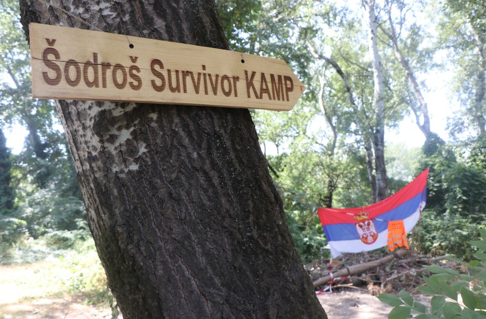 Kamperi sa Šodroša pitaju Vučevića: Ko šalje ljude da u skupim kolima obilaze kamp?