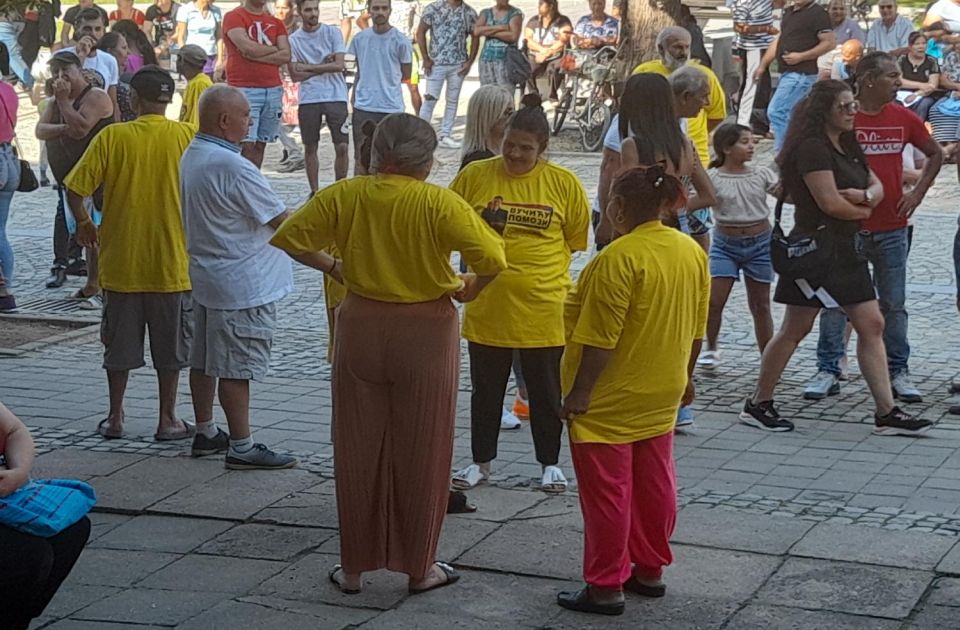 FOTO: U majicama "Vučiću, pomozi" došli da podrže osumnjičenog za napade na OK radio