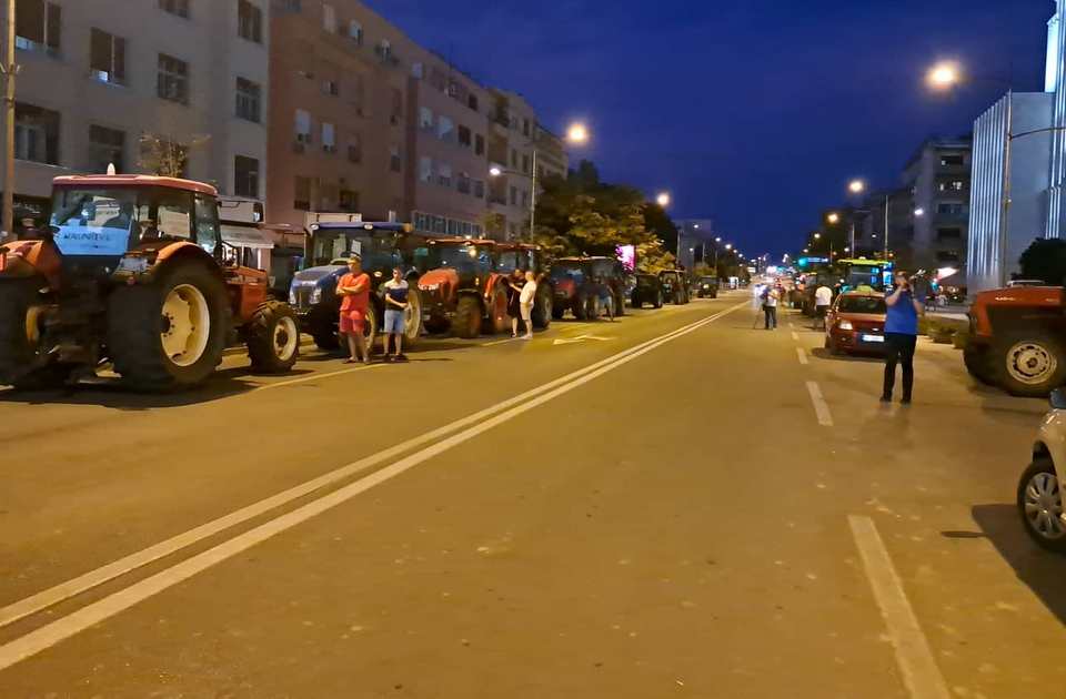 FOTO: Uklonjene sve blokade u Novom Sadu, čeka se da ratari saopšte odluku