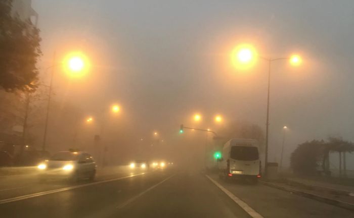 Gusta magla smanjila vidljivost na putevima, preporuke vozačima kako da voze