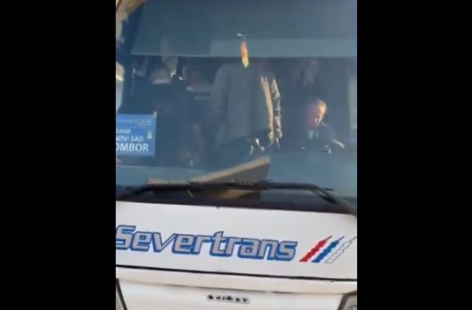VIDEO: Vozač "Severtransa" studente koji su dolazili u Novi Sad zaključao u autobusu i zvao policiju
