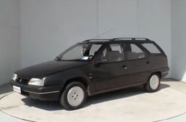 Tridesetak meštana jednog sela odlučilo da dele jedan automobil