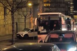 Pristalice vlasti stižu u Ćacilend