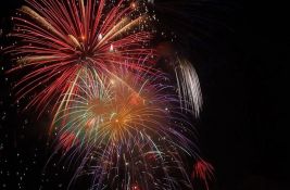 FOTO, VIDEO: Privedeno 40 osoba zbog neprijavljenog vatrometa i bakljade kod Ajfelove kule