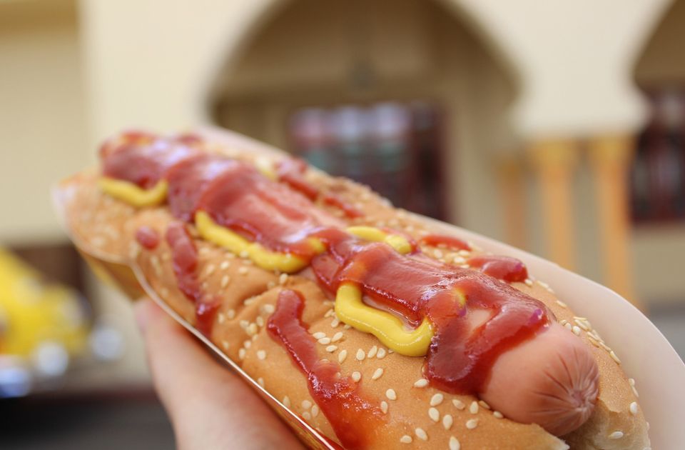 VIDEO: Pojeo 62 hot doga za 10 minuta, pa ispričao kako se osećao posle toga 