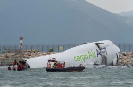VIDEO: Teretni avion skliznuo sa piste u more u Hongkongu, dvoje mrtvih