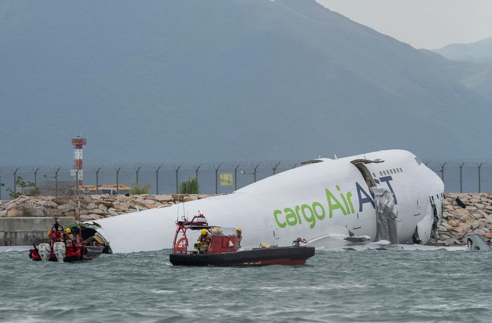 VIDEO: Teretni avion skliznuo sa piste u more u Hongkongu, dvoje mrtvih
