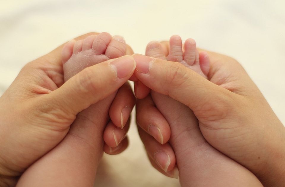 FOTO: U Indiji rođena beba sa 26 prstiju, roditelji oduševljeni