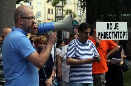 FOTO: Građani na Vračaru protestovali zbog urušavanja zgrade, traže ostavku Vesića