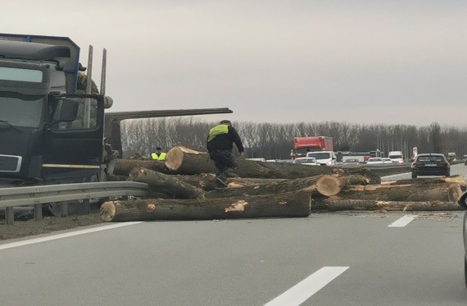 VIDEO: Normalizovan saobraćaj nakon što su trupci na dva sata blokirali auto-put između NS i BG