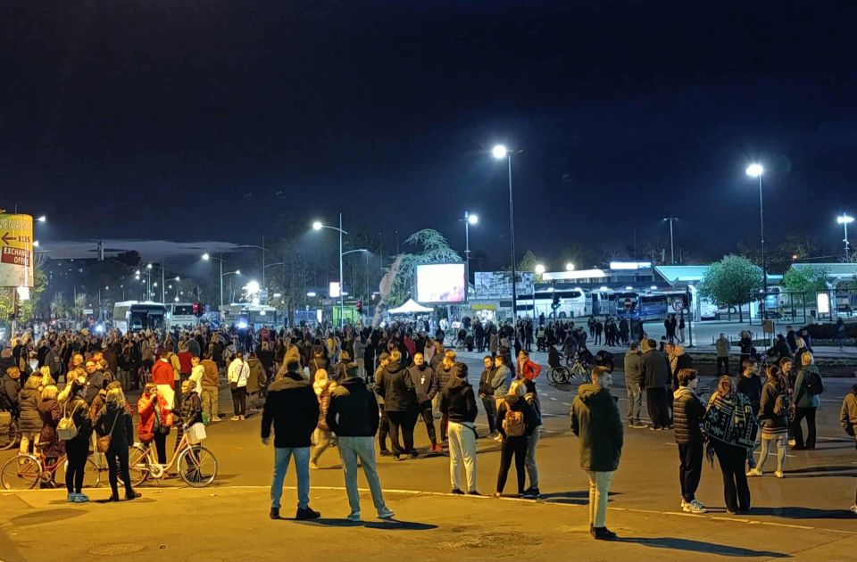 FOTO, VIDEO U toku blokada autobuske stanice u Novom Sadu, blokirana i raskrsnica ispred Železničke stanice