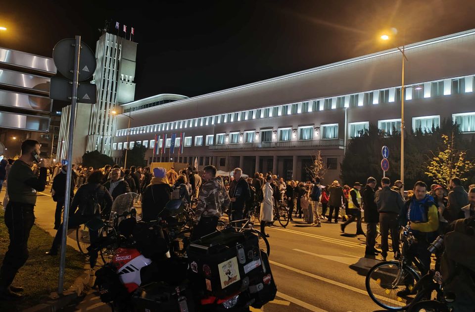 FOTO, VIDEO Posle blokade autobuske stanice, blokiran bulevar ispred Banovine
