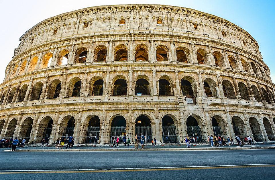 VIDEO: Una scritta turistica sul muro del Colosseo chiama la polizia e cerca di scusarsi