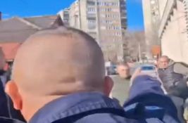 VIDEO: Tuča više desetina ljudi kod prostorija SNS i PIO fonda u Boru, intervenisala i policija