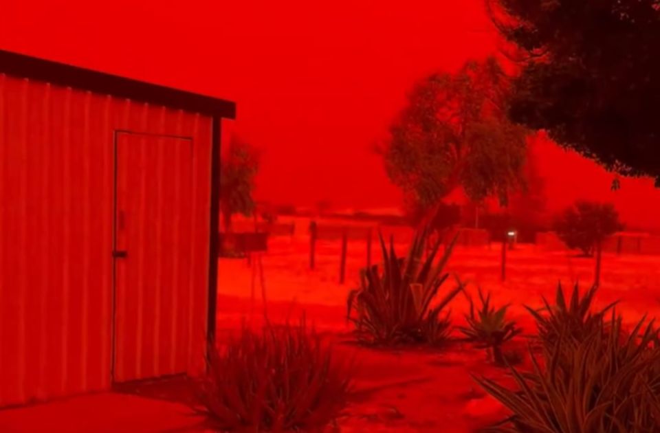 VIDEO: Nebo u Australiji bilo jarko crvene i narandžaste boje