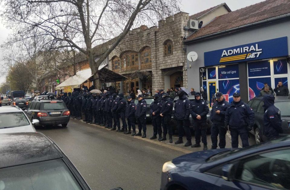 UŽIVO Izbori u 10 mesta: U Kuli do 15h glasalo 57 odsto birača, uhapšeni posmatrači "Kreni-promeni"