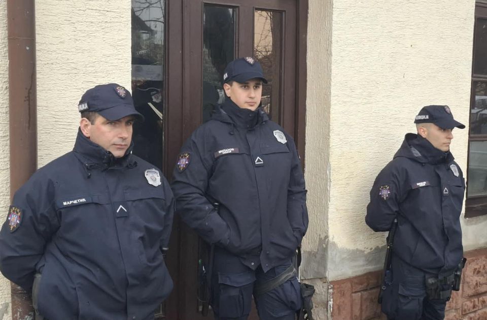 Kula i Crvenka puni naprednjaka, njihovi aktivisti nose bedževe sa ćiriličnim 