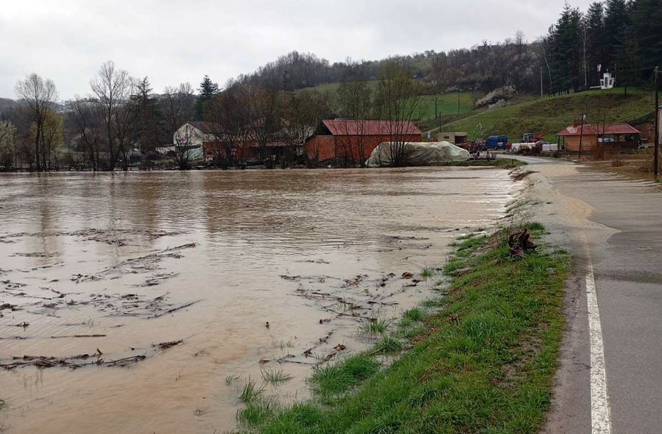 FOTO: Izlivanja vodotokova u pojedinim delovima zemlje 