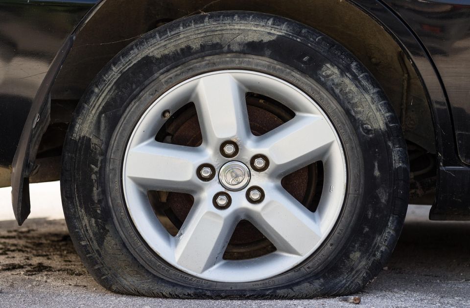 Posmatračima izbora u Bajinoj Bašti izbušene gume