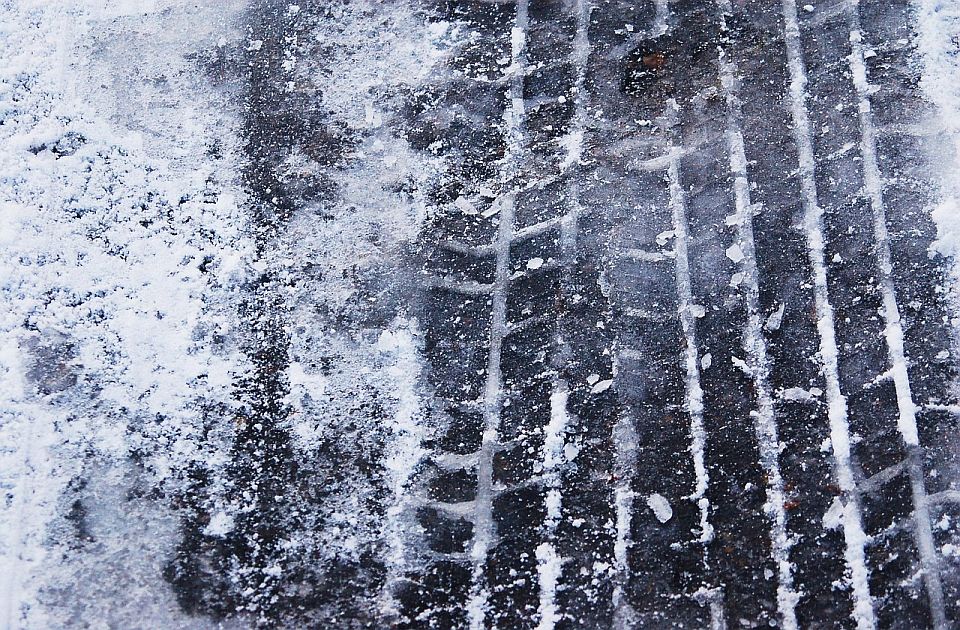 Putevi Srbije: Do pet centimetara snega na pojedinim putevima