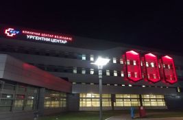 Stanje učesnika tuče u centru: Mladić u teškom stanju nakon pada sa trećeg sprata