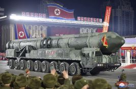 FOTO: Severna Koreja održala vojnu paradu - prikazan najveći broj interkontinentalnih raketa