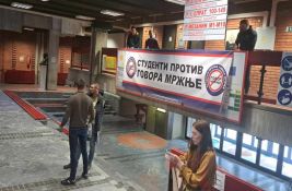 VIDEO Studentski parlament blokirao Filozofski fakultet: Ulaz blokiran nameštajem i lancima