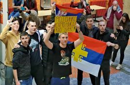 FOTO, VIDEO Grupa mladih blokirala Filozofski fakultet: Nameštaj, lanci, policija