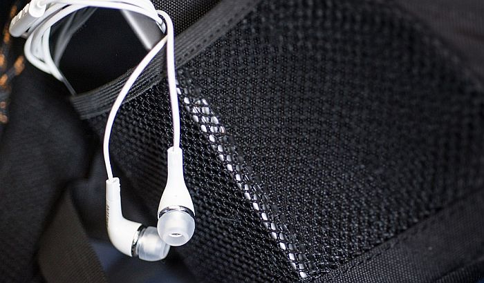 Deca koja slušaju muziku preko telefona i uz slušalice rizikuju gubitak sluha