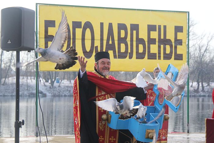 FOTO: Na Adi Ciganliji 12 ljudi plivalo za Časni krst, u Zemunu šestoro