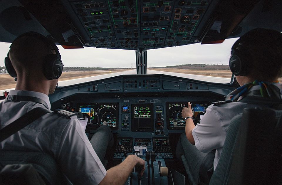 Avio-kompanija suspendovala pilote zbog kafe i hrane u kokpitu