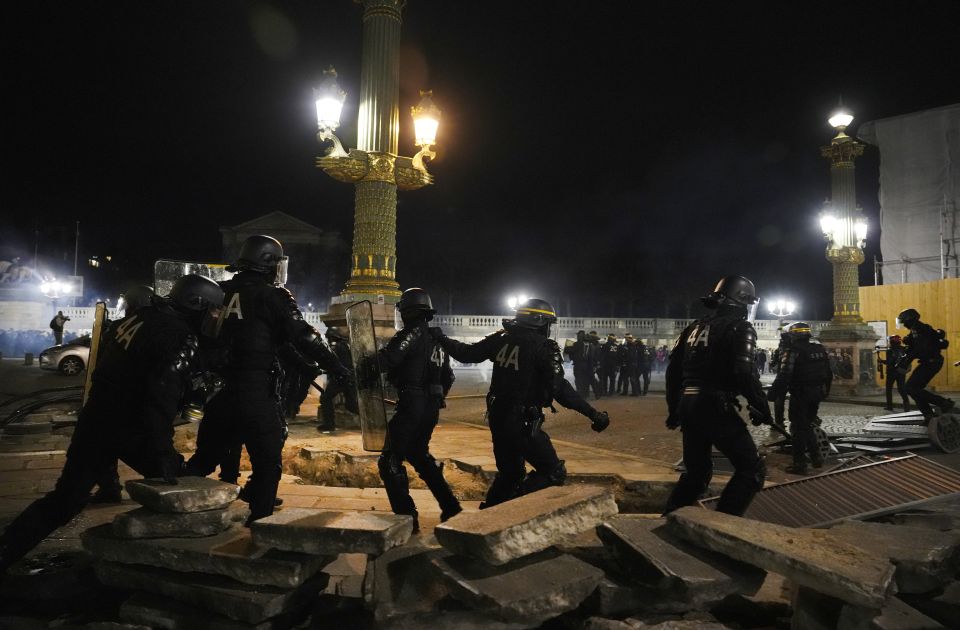 Francuska premijerka "progurala" predlog zakona o penzijama bez glasanja, privedeno 70 demontranata